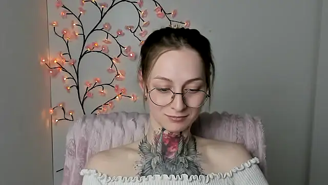 Snapshot of Esmi_Winter chatting on April 29, 2026, 6:03 pm Esmi Winter online show from April 29, 2026, 6:03 pm