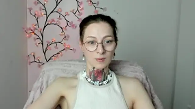 Snapshot of Esmi_Winter chatting on May 6, 2026, 11:26 am Esmi Winter online show from May 6, 2026, 11:26 am