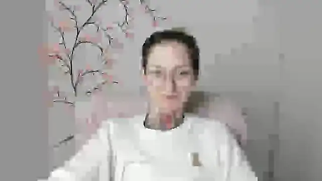 Snapshot of Esmi_Winter chatting on May 18, 2026, 5:41 pm Esmi Winter online show from May 18, 2026, 5:41 pm