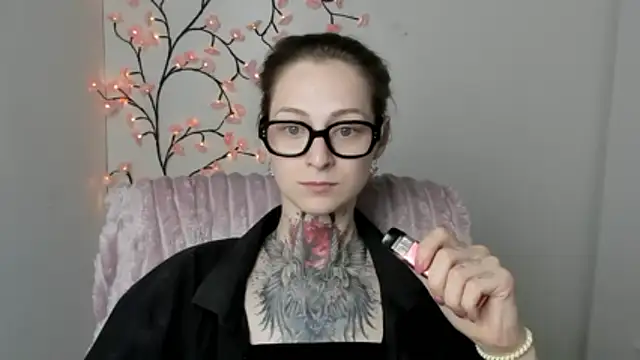 Snapshot of Esmi_Winter chatting on May 21, 2026, 6:04 pm Esmi Winter online show from May 21, 2026, 6:04 pm