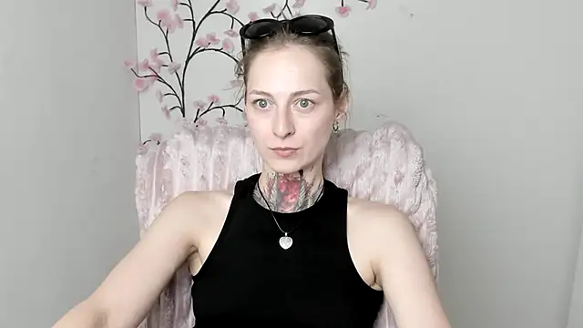 Snapshot of Esmi_Winter chatting on June 25, 2026, 11:04 am Esmi Winter online show from June 25, 2026, 11:04 am