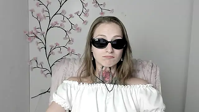 Snapshot of Esmi_Winter chatting on July 18, 2026, 11:36 am Esmi Winter online show from July 18, 2026, 11:36 am