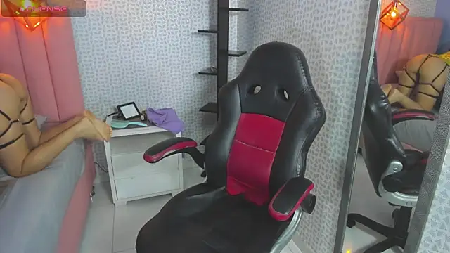 KAROLAGREY online show from April 25, 2026, 12:52 pm