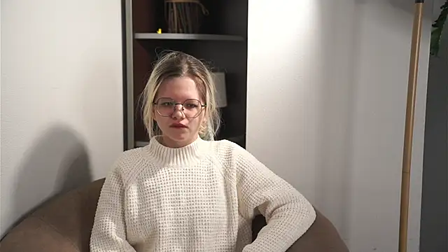 JuleeAndrea online show from February 10, 2026, 5:00 am