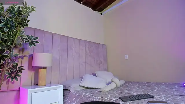 Snapshot of Ashley_Beaomunt chatting on April 1, 2026, 11:22 am Ashley Beaomunt online show from April 1, 2026, 11:22 am