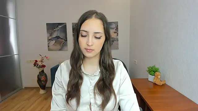 Effy Royse online show from June 26, 2026, 7:02 am