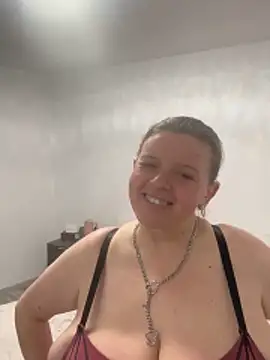 Laura-Loveyou online show from April 3, 2026, 6:28 pm