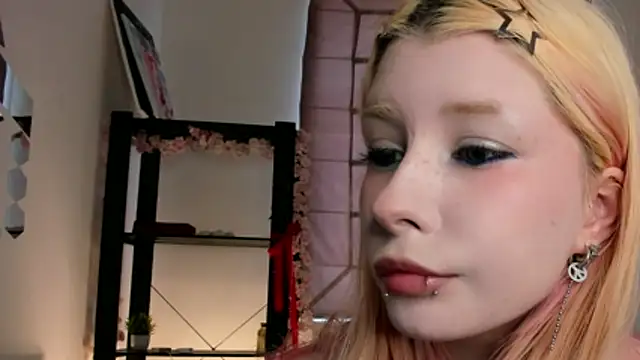 Snapshot of WarmAtEdges chatting on April 25, 2026, 2:47 pm WarmAtEdges online show from April 25, 2026, 2:47 pm