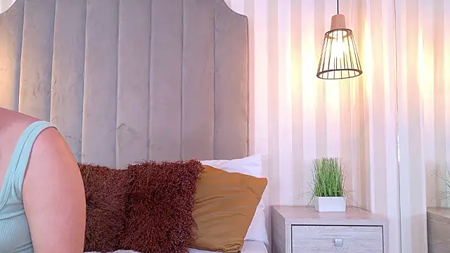 Hana Stone online show from March 25, 2026, 2:06 am