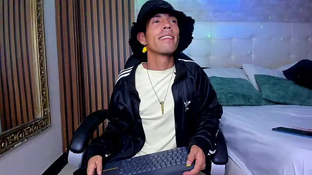 NoaahTylor online show from May 7, 2026, 4:18 am