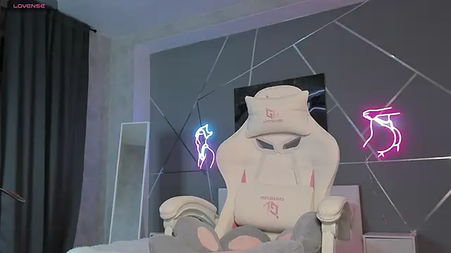 naomi reiss online show from April 13, 2026, 12:27 am