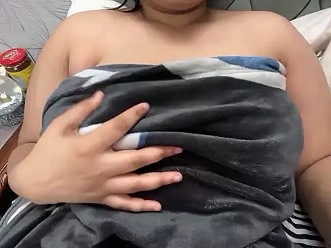 hugeindiantitties online show from February 15, 2026, 10:17 pm