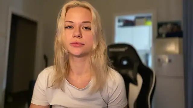 Snapshot of Leylia_Lily chatting on March 25, 2026, 9:59 am Leylia Lily online show from March 25, 2026, 9:59 am