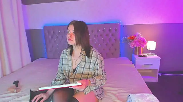 Snapshot of AmandaHoppe chatting on April 2, 2026, 5:05 am AmandaHoppe online show from April 2, 2026, 5:05 am