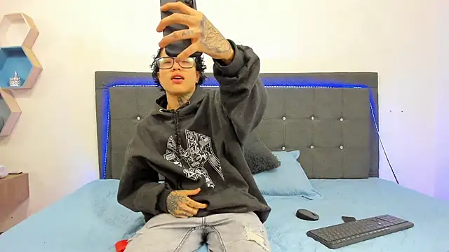 Snapshot of Ale_cuzz chatting on March 6, 2026, 3:41 pm Ale cuzz online show from March 6, 2026, 3:41 pm