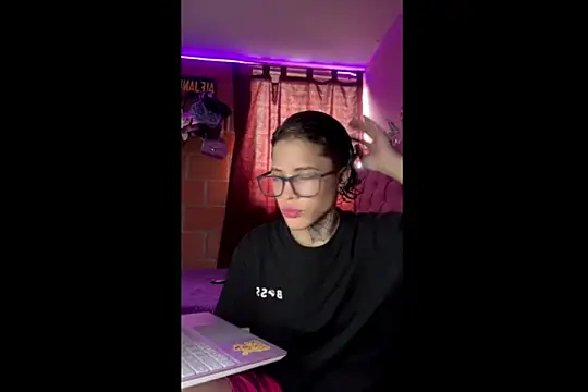 Snapshot of Ale_cuzz chatting on April 21, 2026, 7:50 pm Ale cuzz online show from April 21, 2026, 7:50 pm