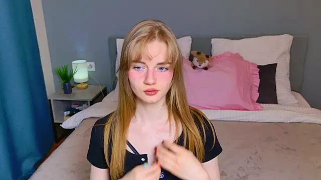 ElfieWhite online show from April 19, 2026, 5:56 pm