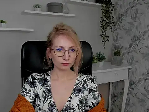 CinderellaMoon online show from February 18, 2026, 6:53 am