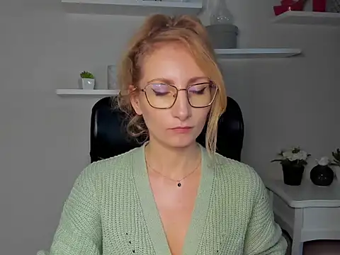 CinderellaMoon online show from March 6, 2026, 6:21 am