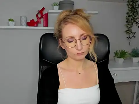 CinderellaMoon online show from March 11, 2026, 6:30 am