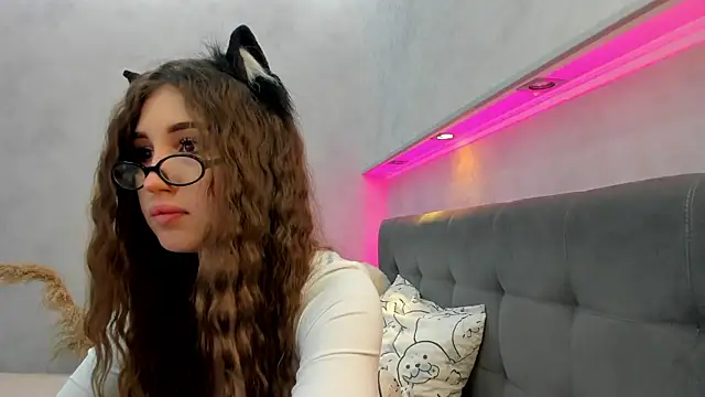 Snapshot of Emily_Lews chatting on May 19, 2026, 8:42 am Emily Lews online show from May 19, 2026, 8:42 am