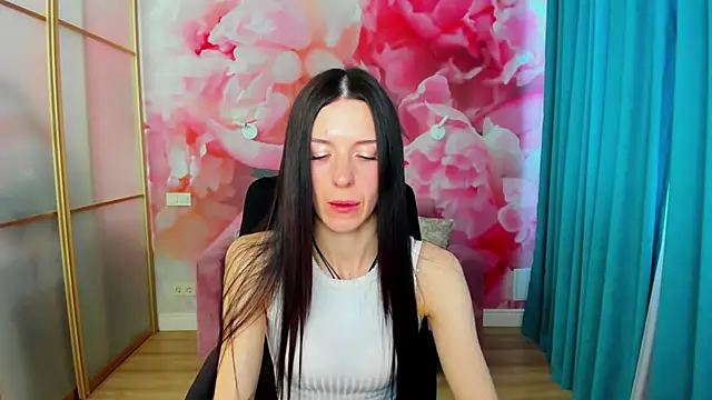 Snapshot of NoirDiva chatting on May 5, 2026, 5:48 am NoirDiva online show from May 5, 2026, 5:48 am