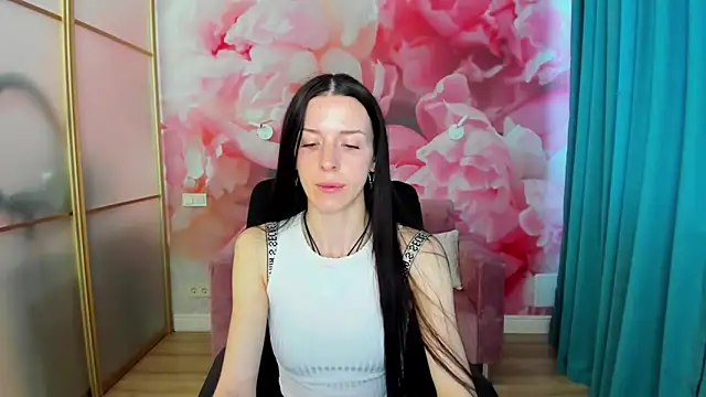 Snapshot of NoirDiva chatting on May 19, 2026, 5:58 am NoirDiva online show from May 19, 2026, 5:58 am