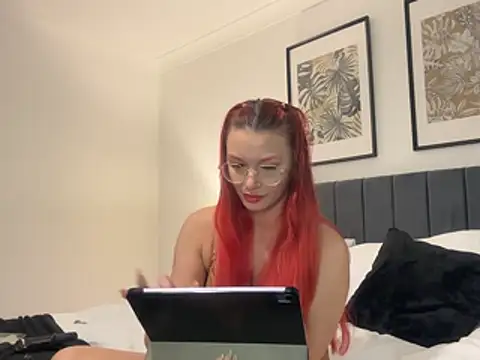 Snapshot of FoxyValentine chatting on April 7, 2026, 10:31 pm FoxyValentine online show from April 7, 2026, 10:31 pm