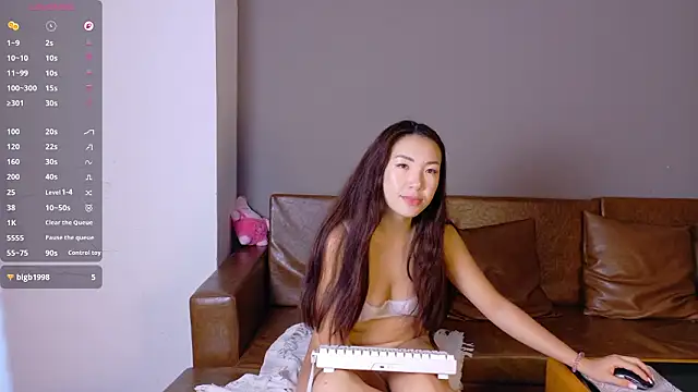 queenxbae online show from March 9, 2026, 9:24 am