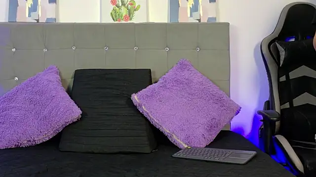 Ivy Heat online show from June 24, 2026, 1:37 am