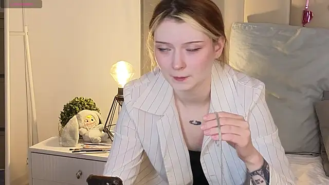 Snapshot of AlyssFrost chatting on February 18, 2026, 4:03 pm AlyssFrost online show from February 18, 2026, 4:03 pm