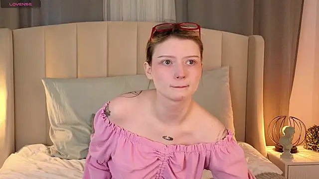 AlyssFrost online show from April 28, 2026, 2:10 am