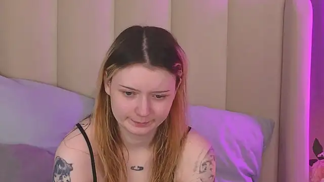 Snapshot of AlyssFrost chatting on July 1, 2026, 4:03 am AlyssFrost online show from July 1, 2026, 4:03 am