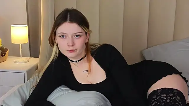 Snapshot of AlyssFrost chatting on July 14, 2026, 10:21 am AlyssFrost online show from July 14, 2026, 10:21 am