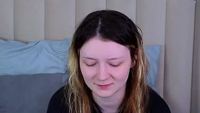 Snapshot of AlyssFrost chatting on August 3, 2026, 1:48 am AlyssFrost online show from August 3, 2026, 1:48 am