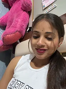 samayra1144 online show from May 3, 2026, 3:18 pm