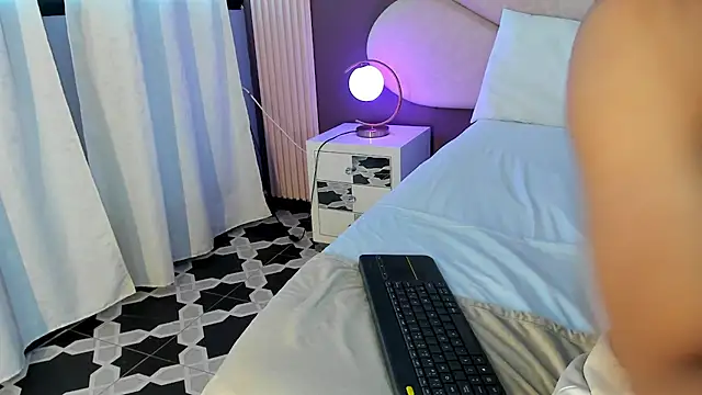 Snapshot of PerlaRogerss_ chatting on April 4, 2026, 11:29 am PerlaRogerss online show from April 4, 2026, 11:29 am