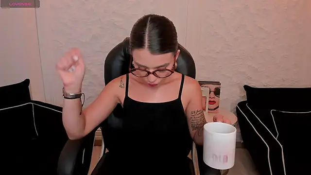 JulietteMoreau online show from May 13, 2026, 8:27 pm