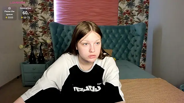 Snapshot of LauraBev chatting on April 26, 2026, 5:49 am LauraBev online show from April 26, 2026, 5:49 am