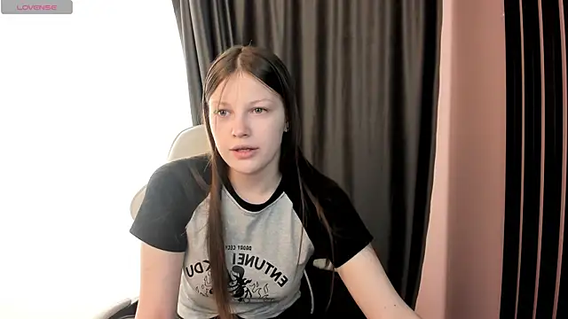Snapshot of LauraBev chatting on May 11, 2026, 5:24 am LauraBev online show from May 11, 2026, 5:24 am