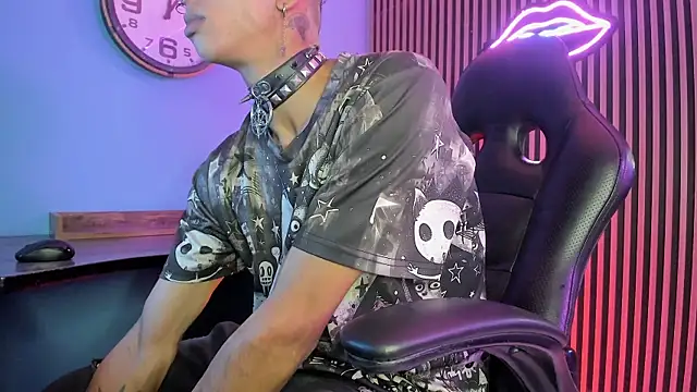 Maximoking26 online show from February 23, 2026, 4:43 am