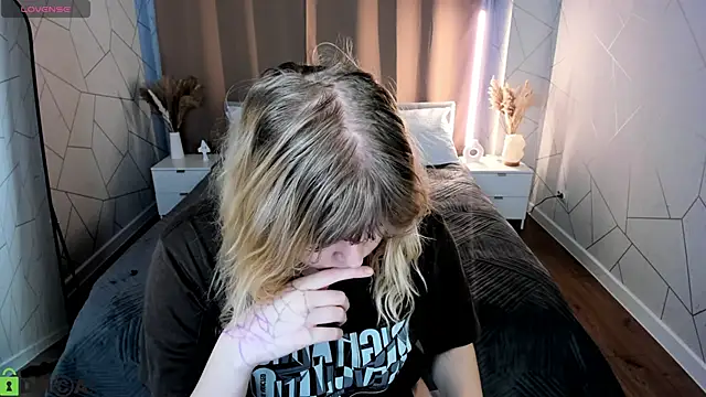 luna c0ra online show from March 8, 2026, 1:03 am