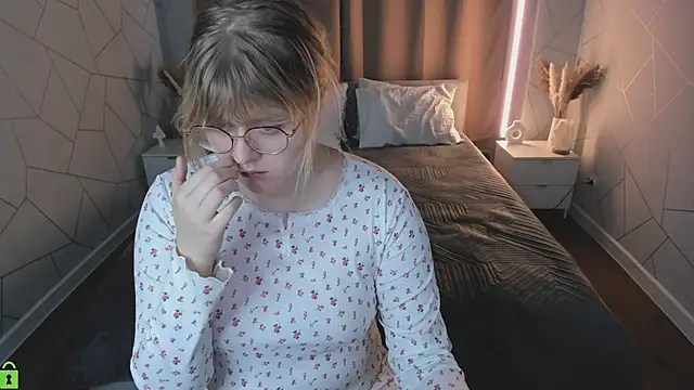 luna c0ra online show from March 27, 2026, 1:00 am