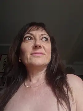 Snapshot of SaraGina chatting on April 22, 2026, 8:28 am SaraGina online show from April 22, 2026, 8:28 am