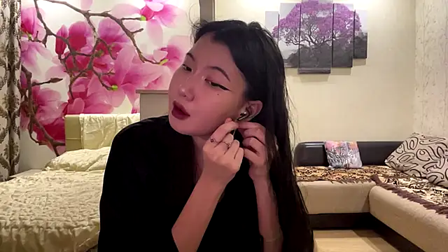 Snapshot of MaeRaads chatting on April 1, 2026, 6:05 pm MaeRaads online show from April 1, 2026, 6:05 pm