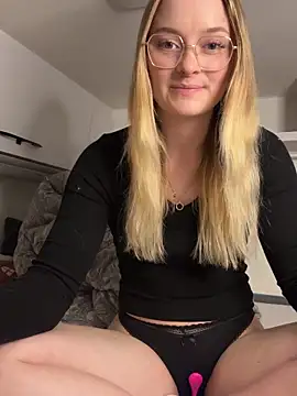 Snapshot of melanieTesss chatting on May 11, 2026, 9:04 am melanieTesss online show from May 11, 2026, 9:04 am