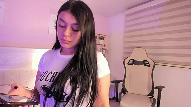 Lummii  online show from April 28, 2026, 2:27 am