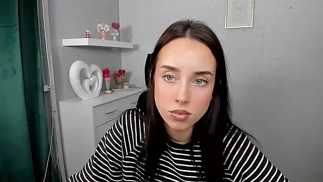 Snapshot of AdeleSolo chatting on April 1, 2026, 5:30 am AdeleSolo online show from April 1, 2026, 5:30 am