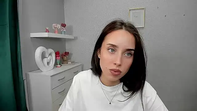 Snapshot of AdeleSolo chatting on April 7, 2026, 5:41 am AdeleSolo online show from April 7, 2026, 5:41 am