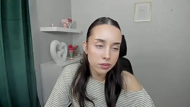 AdeleSolo online show from May 1, 2026, 5:34 am